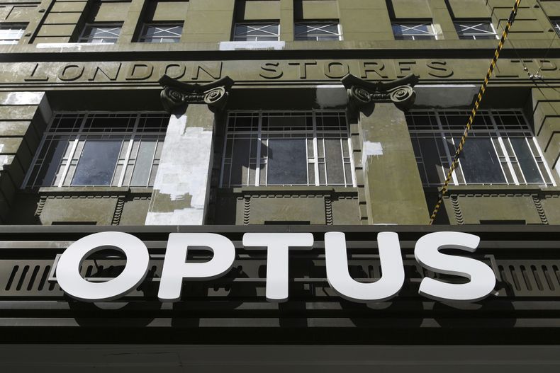 Un cartel se ve ante una tienda Optus en Melbourne, Australia, el lunes 22 de septiembre de 2025. (Erik Anderson/AAP Image via AP)