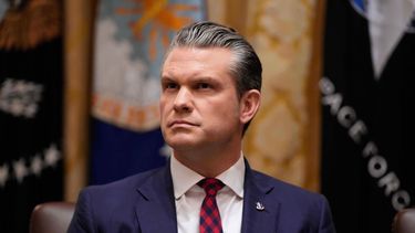 El secretario de Defensa de Estados Unidos, Pete Hegseth, durante una reunión de gabinete con el presidente Donald Trump en la Casa Blanca, el martes 2 de diciembre de 2025, en Washington. (AP Foto/Julia Demaree Nikhinson)