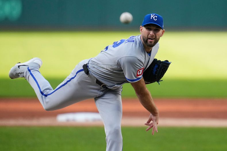 Michael Wacha de los Reales de Kansas City lanza en la primera entrada ante los Guardianes de Cleveland el lunes 6 de abril del 2026. (AP Foto/Sue Ogrocki)