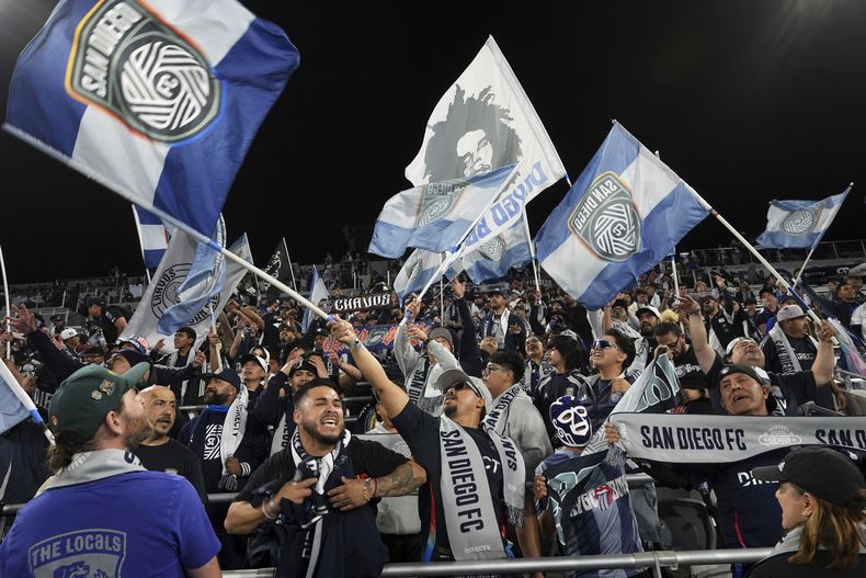 Fanáticos de San Diego FC cantan previo al primer partido como local en su estadio recibiendo al St. Louis City en juego de fútbol de la MLS el sábado 1 de marzo de 2025, en San Diego. (AP Foto/Gregory Bull)