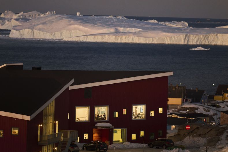 ARCHIVO - Alumnos de una escuela pública, en sus aulas cerca de los icebergs en Ilulissat, Groenlandia, el 19 de febrero de 2025. (AP Foto/Emilio Morenatti, archivo)