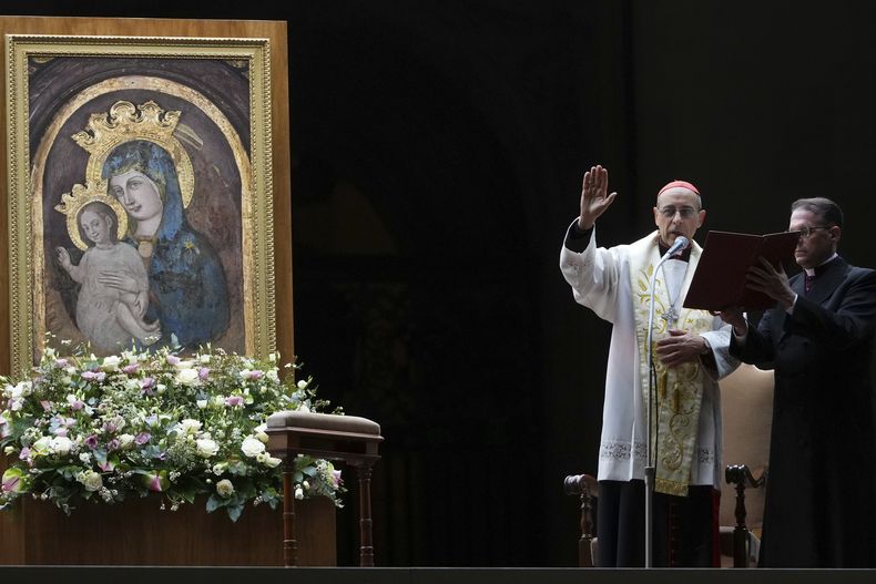 El cardenal Víctor Manuel Fernández (izquierda), durante el rezo del rosario por la salud del papa Francisco, en la Plaza de San Pedro del Vaticano, el 28 de febrero de 2025. (AP Foto/Kirsty Wigglesworth)