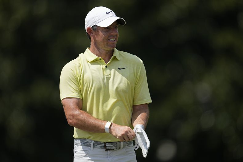 ARCHIVO - El norirlandés Rory McIlroy camina en el tercer green durante el torneo Tour Championship, el sábado 26 de agosto de 2023 (AP Foto/Mike Stewart, archivo)
