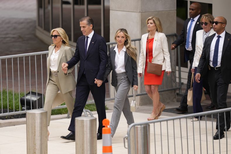 Hunter Biden, hijo del presidente Joe Biden, acompañado de su madre, la primera dama, Jill Biden, y su esposa, Melissa Cohen Biden, sale del tribunal federal tras escuchar el veredicto, el martes11 de junio de 2024, en Wilmington, Delaware. (AP Foto/Matt Slocum)