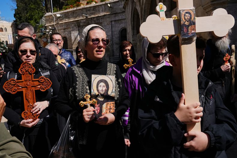 Peregrinos cristianos ortodoxos portan cruces durante la procesión de Viernes Santo por la Ciudad Vieja de Jerusalén, el 10 de abril de 2026. (AP Foto/Mahmoud Illean)