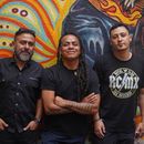 El tecladista Felipe Bustamante, a la izquierda, el percusionista Tanis, al centro, y el saxofonista Missael Oseguera de la banda mexicana de ska Panteón Rococó posan para una foto en la Ciudad de México, el miércoles 10 de septiembre de 2025. (Foto AP/Jon Orbach)