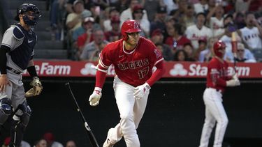 El japonés Shohei Ohtani, de los Angelinos de Los Ángeles, suelta el bate al conectar un triple frente a los Yanquis de Nueva York, el martes 18 de julio de 2023 (AP Foto/Mark J. Terrill)