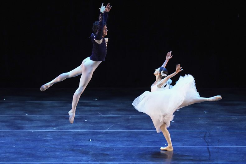 El reconocido bailarín de ballet mexicano Isaac Hernández, a la izquierda, del American Ballet Theatre, y Jasmine Jimison, mientras actúan en Despertares en el Auditorio Nacional de la Ciudad de México, el sábado 30 de agosto de 2025. (Foto AP/Eduardo Verdugo)