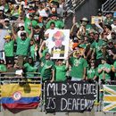 ARCHIVO - Foto del 5 de agosto del 2023, aficionados de los Atléticos de Oakland gritan y colocan pancartas pidiéndole al dueño que venda al equipo y lo mantenga en Oakland durante el encuentro ante los Gigantes de San Francisco. El miércoles 15 de noviembre del 2023, los dueños votarán el jueves sobre la posible mudanza del equipo a Las Vegas. (AP Foto/Jeff Chiu, Archivo)