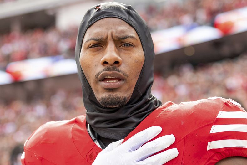 ARCHIVO - El safety de los 49ers de San Francisco, George Odum (30), se para para el himno nacional antes de jugar contra los Seahawks de Seattle en un partido de fútbol americano de la NFL, el domingo 17 de noviembre de 2024, en Santa Clara, California. (AP Photo/Jeff Lewis, Archivo)