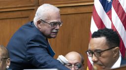 El representante demócrata Gerald Connolly (Virginia) saluda a su compañero demócrata Kweisi Mfume (Maryland), ambos de la Comisión para la Supervisión y Reforma del Gobierno de la Cámara de Representantes, en una audiencia en el Congreso el 17 de mayo del 2023. (Foto AP/Jacquelyn Martin)