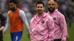 Lionel Messi del Inter Miami tras el primer tiempo del partido amistoso contra Hong Kong, el domingo 4 de febrero de 2024. Los aficionados se decepcionaron debido a que Lionel Messi no jugó. (AP Foto/Louise Delmotte)