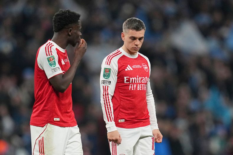 Bukayo Saka, izquierda, del Arsenal, habla con su compañero Leandro Trossard después del final del juego por el título de la Copa de la Liga de Inglaterra entre Arsenal y Manchester City el domingo 22 de marzo de 2026, en Londres. (AP Foto/Maja Smiejkowska)