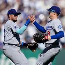 El tercera base de los Dodgers de Los Ángeles Miguel Rojas celebra con el primera base Enrique Hernández tras la victoria ante los Gigantes de San Francisco el sábado 26 de septiembre del 2026. (AP Foto/Jeff Chiu)