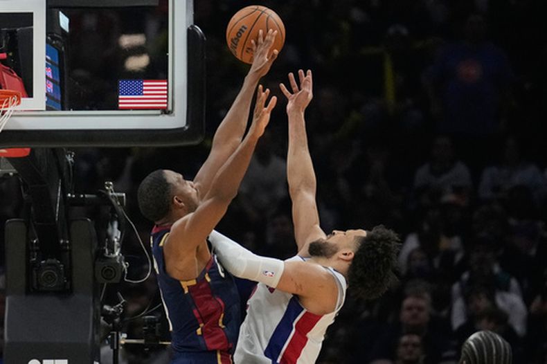Cade Cunningham, base de los Pistons de Detroit, dispara frente a Evan Mobley, de los Cavaliers de Cleveland, en el sexto partido de las semifinales de la Conferencia Este, el viernes 15 de mayo de 2026 (AP Foto/Sue Ogrocki)