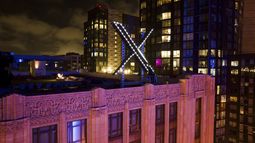 ARCHIVO - Trabajadores instalan un cartel luminoso de X en la sede de la empresa antes llamada Twitter en San Francisco, 28 de julio de 2023. (AP Foto/Noah Berger, File)