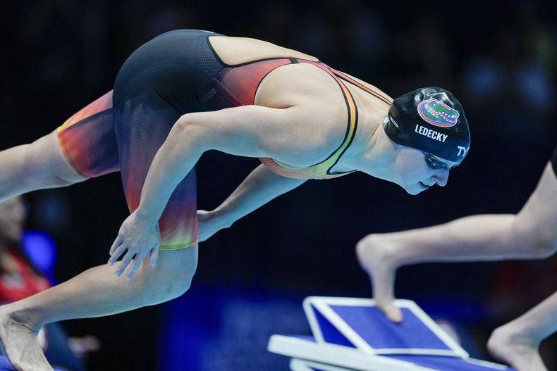 ARCHIVO - Katie Ledecky compite en la ronda preliminar de los 800 metros del Preolímpico de Estados UNidos, el 21 de junio de 2024, en Indianápolis. (AP Foto/Michael Conroy)
