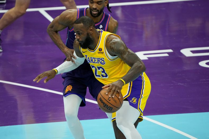 LeBron James, alero de los Lakers de Los Ángeles, dribla en el partido ante los Suns de Phoenix, el viernes 10 de noviembre de 2023, en el torneo In-Season (AP Foto/Matt York)