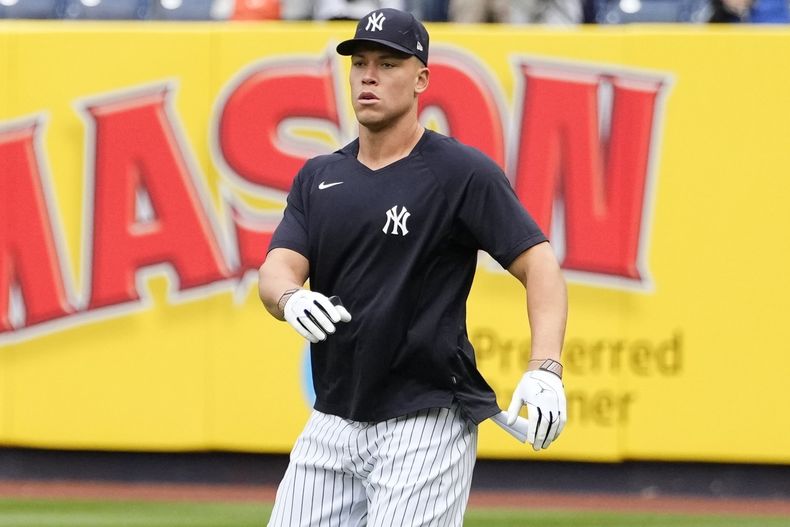 Aaron Judge, de los Yanquis de Nueva York, calienta antes de un juego ante los Guardianes de Cleveland, el miércoles 3 de mayo de 2023 (AP Foto/Frank Franklin II)