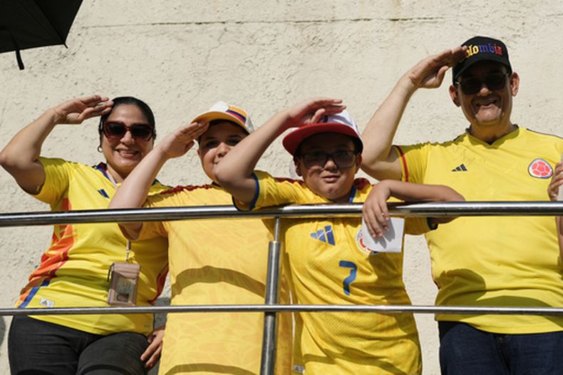 Los seguidores del candidato presidencial Abelardo de la Espriella, del movimiento Defensores de la Patria, saludan en el colegio electoral donde votará durante las elecciones presidenciales en Barranquilla, Colombia, el domingo 31 de mayo de 2026. (Foto AP/Iván Valencia)