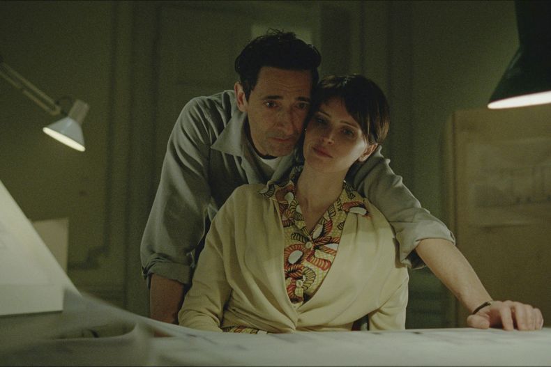 Esta imagen difundida por A24 muestra a Adrien Brody, izquierda, y Felicity Jones en una escena de The Brutalist. (A24 via AP)