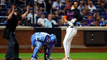 Jared Young, derecha, de los Mets de Nueva York, reacciona después de haber sido golpeado por un lanzamiento durante la octava entrada del juego de béisbol de Grandes Ligas contra los Reales de Kansas City, el miércoles 8 de julio de 2026, en Nueva York. (AP Foto/Noah K. Murray)