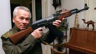 americateve | Imagen de archivo del 29 de octubre de 1997 que muestra a Mikhail Kalashnikov, militar sovi&eacute;tico y dise&ntilde;ador del fusil que lleva su nombre. El creador del arma m&aacute;s popular del mundo escribi&oacute; una carta en la que expresa su reord