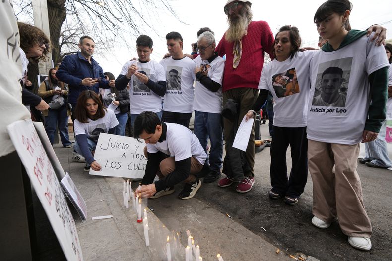 Manifestantes se concentran en las inmediaciones del Hospital Italiano para reclamar justicia por las personas fallecidas luego de haber recibido fentanilo contaminado mientras estaban hospitalizadas, en La Plata, Argentina, el jueves 31 de julio de 2025. (AP Foto/Gustavo Garello)