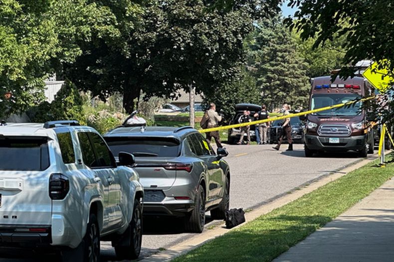 La presencia policial cerca de la guardería donde ocurrieron los asesinatos en Hopkins, Minnesota, el 12 de agosto del 2026. (AP foto/Mark Vancleave)
