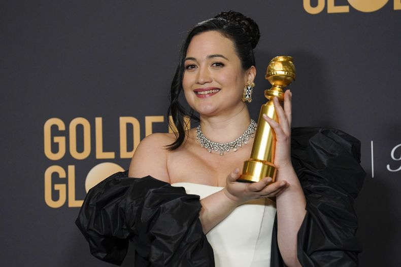 Lily Gladstone posa en la sala de prensa con el premio a la mejor actriz de una película de drama por Killers of the Flower Moon en la 81a edición de los Globos de Oro el domingo 7 de enero de 2024, en el Hotel Beverly Hilton en Beverly Hills, California. (Foto AP/Chris Pizzello)