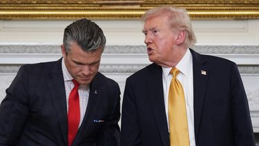 El presidente Donald Trump habla con el secretario de Defensa, Pete Hegseth, en la Casa Blanca, el 23 de octubre de 2025, en Washington. (Foto AP/Evan Vucci, Archivo)
