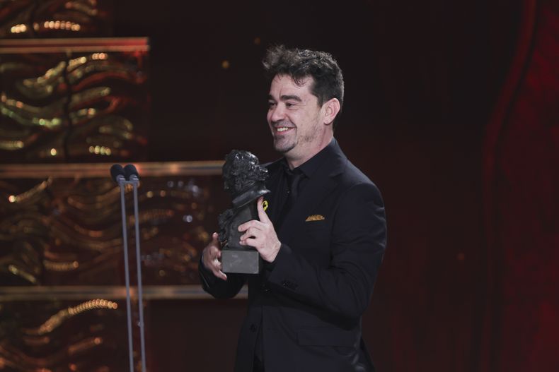 Javi Frutos recibe el premio a mejor edición por Segundo premio durante la 39ª ceremonia de los Premios Goya en Granada, España, el sábado 8 de febrero de 2025, en Granada. (Foto AP/Fermin Rodriguez)