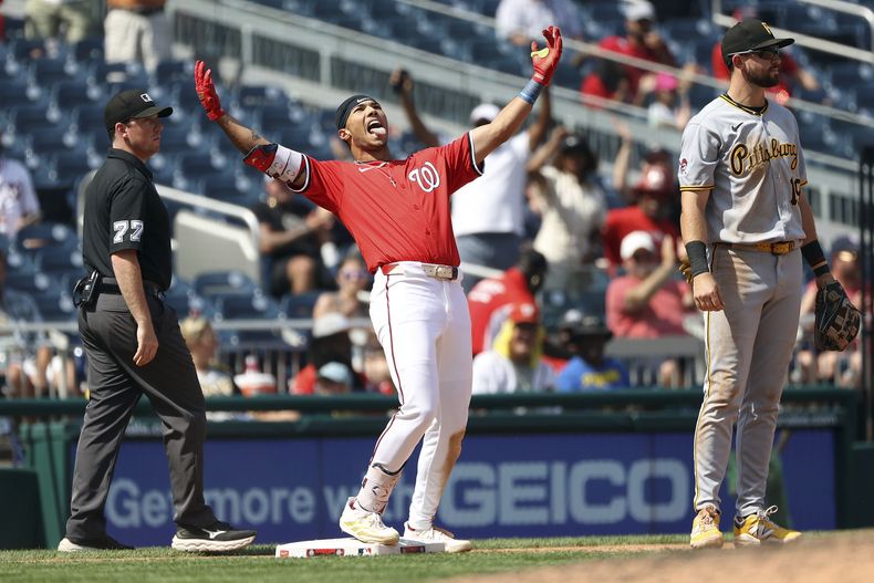 Daylen Lile de los Nacionales de Washington celebra tras batear un doble remolcador en la octava entrada ante los Piratas de Pitsburgh el domingo 14 de septiembre del 2025. (AP Foto/Daniel Kucin Jr.)