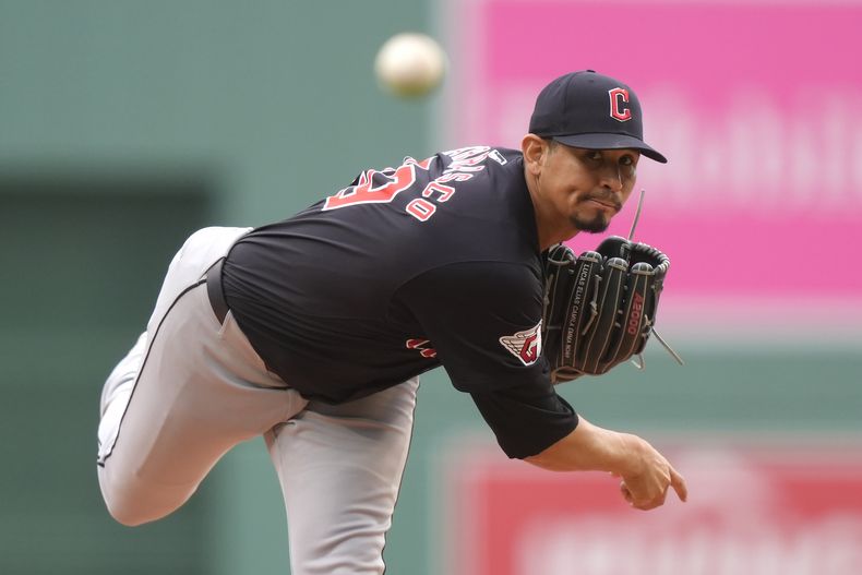 El venezolano de los Guardianes de Cleveland Carlos Carrasco lanza en la primera entrada ante los Medias Rojas de Boston en la MLB el jueves 18 de abril del 2024. (AP Foto/Steven Senne)