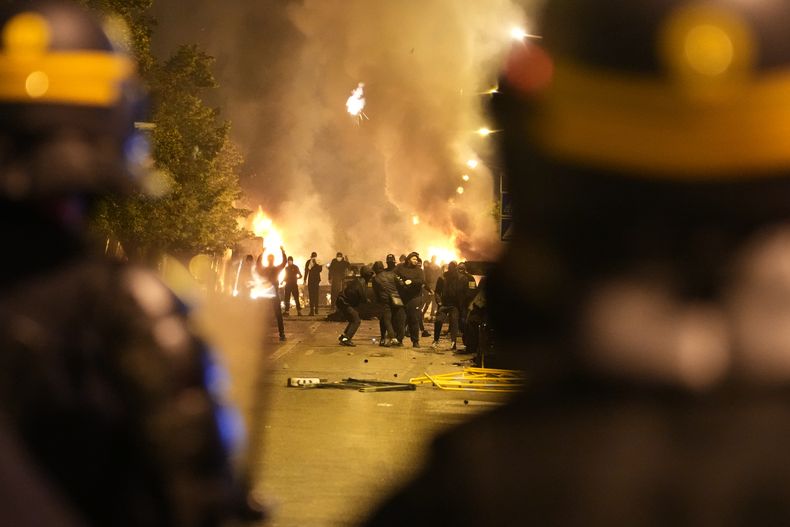 Policías se enfrentan con manifestantes en Nanterre, en las afueras de París, el jueves 29 de junio de 2023. (AP Foto/Christophe Ena)