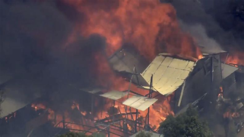 Las viviendas afectadas por el incendio cerca de Perth, Australia, el 21 de diciembre de 2023. Foto tomada de video (Australian Broadcasting Corp/Channel 7/Channel 9 via AP)