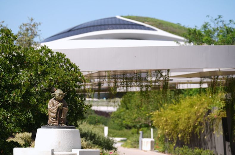 Una escultura de Yoda, el personaje de Star Wars, junto a un sendero en el área de jardines del Museo de Arte Narrativo de George Lucas, en una vista previa del sitio, el lunes 31 de agosto de 2026, en Los Ángeles. (AP Photo/Chris Pizzello)