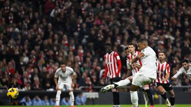 Kylian Mbappe del Real Madrid falla un penal ante el Athletic Bilbao en la Liga española, el miércoles 4 de diciembre de 2024, en Bilbao. (AP Foto/Miguel Oses)