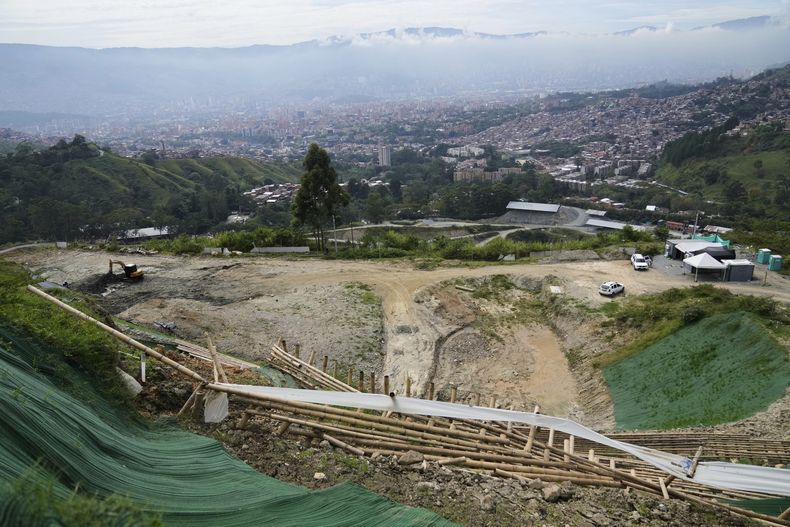 Excavaciones en La Escombrera, un vertedero de escombros que se cree fue un lugar de entierro de víctimas durante el conflicto urbano del país, en las afueras de Medellín, Colombia, el miércoles 27 de agosto de 2025. (AP Foto/Fernando Vergara)