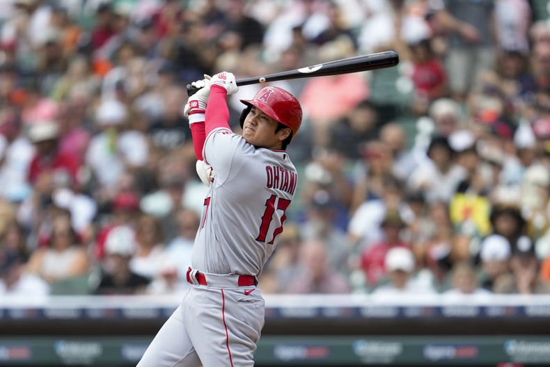Shohei Ohtani de los Angelinos de Los Ángeles batea contra los Tigres de Detroit, el jueves 27 de julio de 2023, en Detroit. (AP Foto/Paul Sancya)