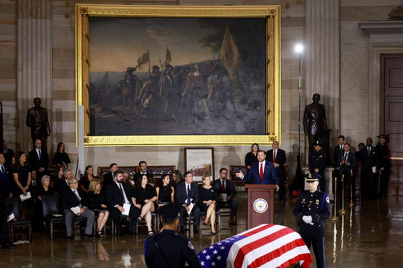 El vicepresidente JD Vance habla durante un homenaje del Congreso al difunto senador Lindsey Graham, republicano de Carolina del Sur, el martes 28 de julio de 2026, en Washington. (Tierney L. Cross/Pool vía AP)
