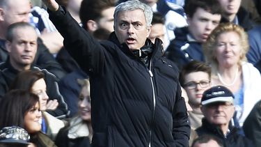 americateve | El t&eacute;cnico del Chelsea Jose Mourinho da instrucciones a sus jugadores durante un partido de la Liga Premier contra el Everton en Stamford Bridge, en Londres, el s&aacute;bado 22 de febrero de 2014. Chelsea gan&oacute; 1-0. (AP Foto/Lefteris Pitarak