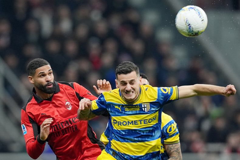 Ruben Loftus-Cheek del AC Milan, a la izquierda, lucha por el balón con Emanuele Valeri del Parma durante el partido de fútbol de la Serie A italiana entre el AC Milan y el Parma en Milán, Italia, el sábado 22 de febrero de 2025. (Spada/LaPresse vía AP)