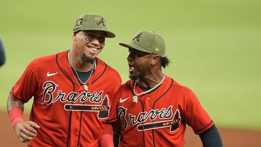 El venezolano Orlando Arcia, de los Bravos de Atlanta, festeja con su compañero Ozzie Albies tras una doble matanza ante los Marineros de Seattle, el viernes 19 de mayo de 2023 (AP Foto/Brynn Anderson)