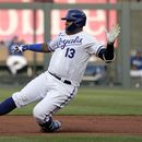 El venezolano Salvador Pérez, de los Reales de Kansas City, se desliza en la intermedia durante el juego ante los Medias Blancas de Chicago, el 10 de mayo de 2023 (AP Foto/Charlie Riedel)
