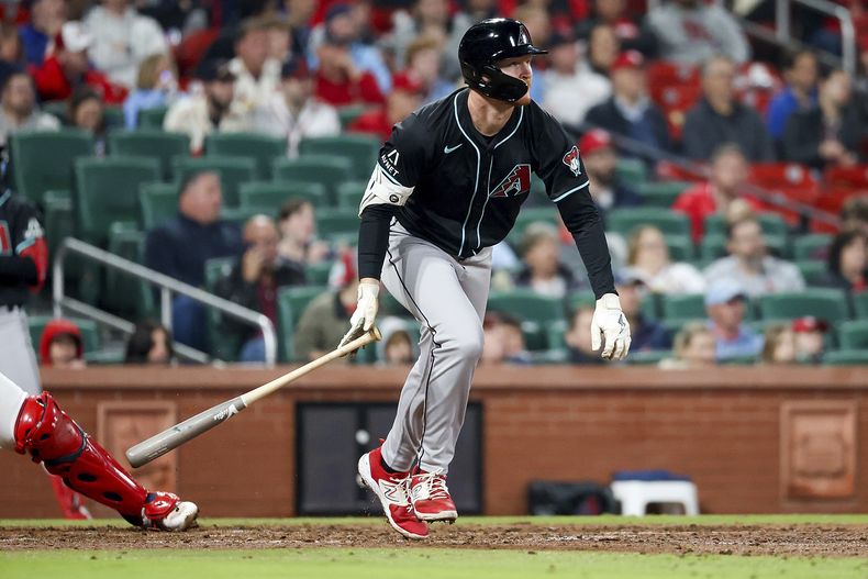 Pavin Smith de los Diamondbacks de Arizona deja caer su bate luego de impactar un grand slam durante la sexta entrada del juego de béisbol ante los Cardenales de San Luis, el martes 23 de abril de 2024, en San Luis. (AP Foto/Scott Kane)