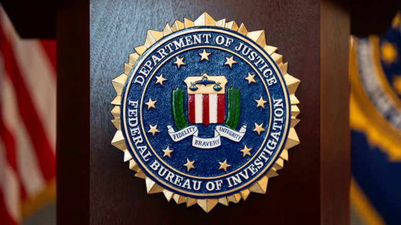 ARCHIVO – El sello del FBI en un atril antes de una conferencia de prensa en la oficina de campo de Portland, Oregon, el 16 de enero de 2025. (AP Foto/Jenny Kane, Archivo)