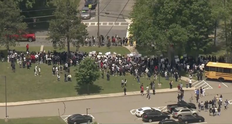 Alumnos participan en una protesta en apoyo de un jugador de voleibol de 18 años, el cual detenido por autoridades federales de inmigración de Estados Unidos, el lunes 2 de junio de 2024, en Milford, Massachusetts. (WCVB vía AP)