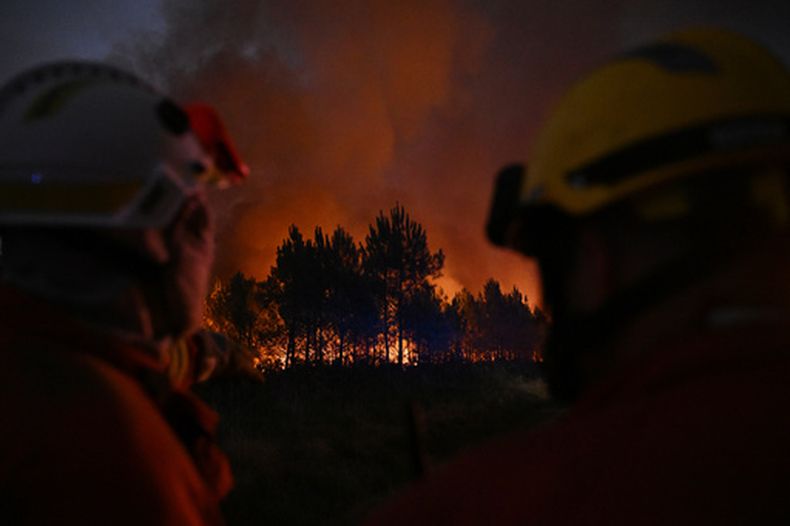 Bomberos luchan contra las llamas en Lanton, durante un enorme incendio en el sur de Francia, el 28 de julio de 2026. (AP Foto/Emma Da Silva)