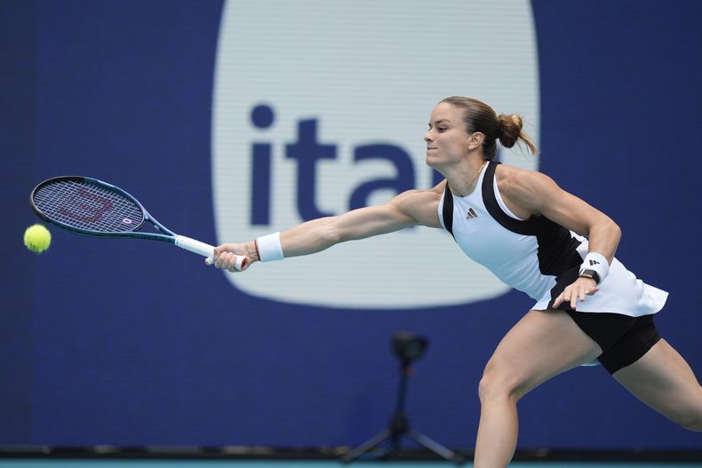 La griega Maria Sakkari regresa una pelota de la china Yue Yuan en el duelo de segunda ronda del Abierto de Miami el jueves 21 de marzo del 2024. (AP Foto/Rebecca Blackwell)